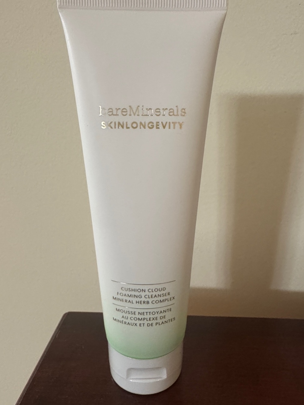 bareMinerals Skinlongevity Cushion Cloud Foaming Cleanser - White & Mint Green